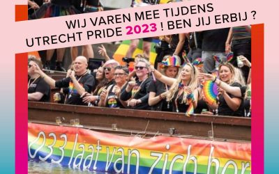 Keiroze vaart mee met een eigen boot tijdens de Utrecht Pride